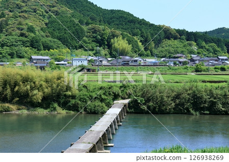 Wakai Submerged Bridge: Early summer scenery (Shimanto Town, Kochi Prefecture) Wakai Submerged Bridge: Early summer scenery (Shimanto Town, Kochi Prefecture) 126938269