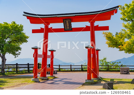 （廣島縣二十日市市）山陽自動車道宮島服務區的紅色鳥居 126938461