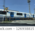 一列火車穿過福岡市的鐵路道口 126938815