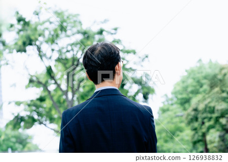 中年男子在戶外散步 126938832