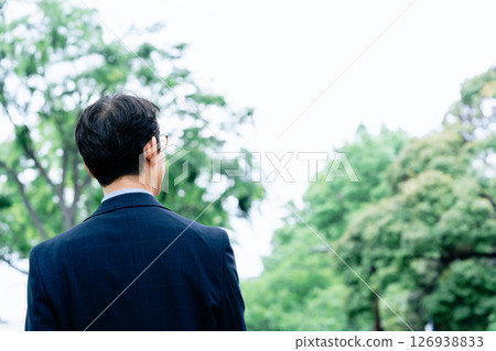 中年男子在戶外散步 126938833