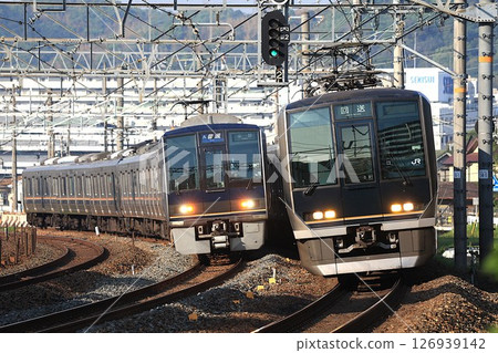 [JR West] 207 series 0 and 321 series (JR Kyoto Line: Shimamoto to Yamazaki) 126939142