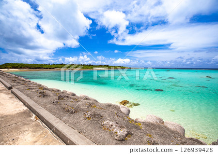 Shimoji Island, which can be reached by bridge from Miyako Island, and Shimoji Airport 17END 126939428