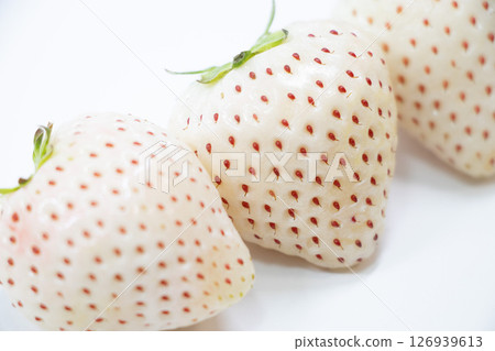 白色的草莓 白色的草莓 126939613