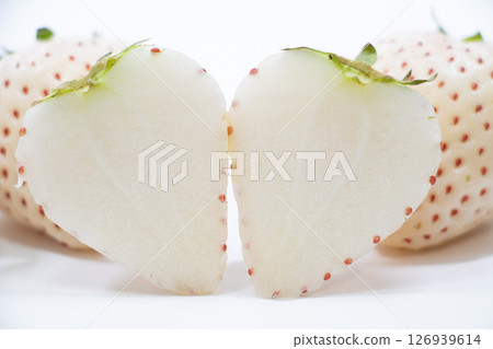 白色的草莓 白色的草莓 126939614
