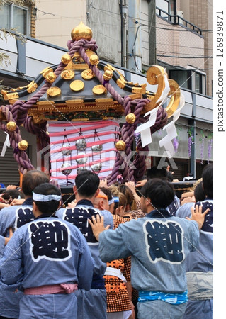 三社祭神轎 參加三社祭的人身穿祭祀半身裙 三社祭神轎 參加三社祭的人身穿祭祀半身裙 126939871