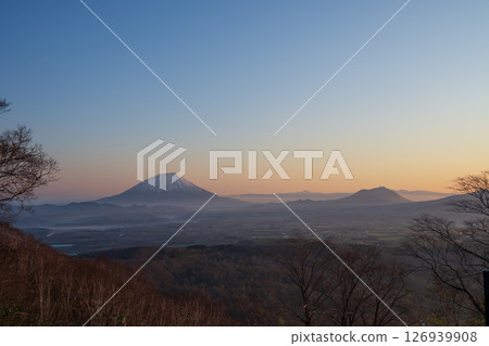 Sea of clouds at the foot of Mt. Yotei at sunrise as seen from Mt. Poromoi Sea of clouds at the foot of Mt. Yotei at sunrise as seen from Mt. Poromoi 126939908