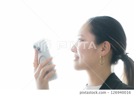 Smiling business woman talking on smartphone 126940016