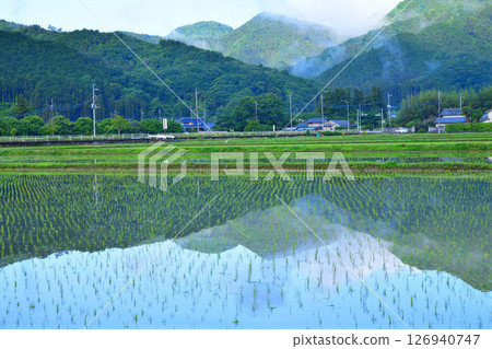 清晨的里山：鏡面倒映：栃木市大久保町附近，新綠色的田園風光 126940747