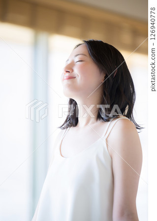 一名女子醒來後深吸一口氣 126940778