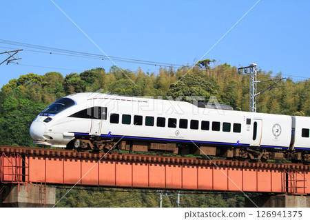 橫渡八坂川的885號特快列車(JR九州) 橫渡八坂川的885號特快列車(JR九州) 126941375