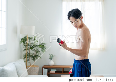 Young men who train muscles Young men who train muscles 126941555