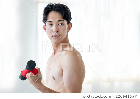 Young men who train muscles 126941557