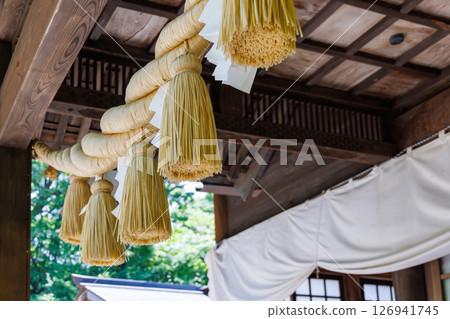 神社禮拜殿內裝飾的注連繩（神聖的繩索） 126941745