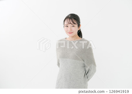 穿針織衫的女人的肖像 126941919