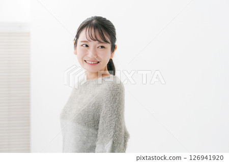 穿針織衫的女人的肖像 126941920