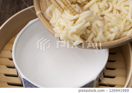 用竹蒸籠製作蒸魚捲的過程 用竹蒸籠製作蒸魚捲的過程 126941989