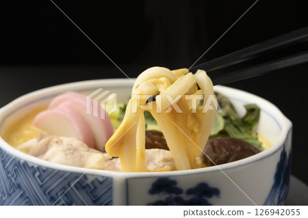 用筷子夾起蒸好的捲餅 126942055