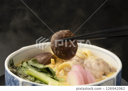 用筷子夾起蒸好的捲餅 126942062