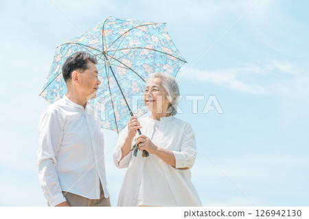 藍天下撐著遮陽傘的老年夫婦,老年夫婦,男女(防紫外線,防中暑) 藍天下撐著遮陽傘的老年夫婦,老年夫婦,男女(防紫外線,防中暑) 126942130