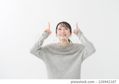 指向兩隻手的婦女 指向兩隻手的婦女 126942187