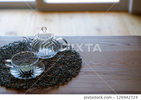 桌子上的玻璃茶具 126942724