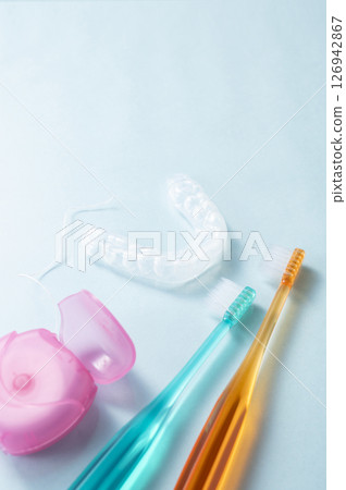 吹嘴、牙刷和牙線 126942867