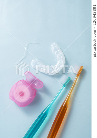 吹嘴、牙刷和牙線 126942891