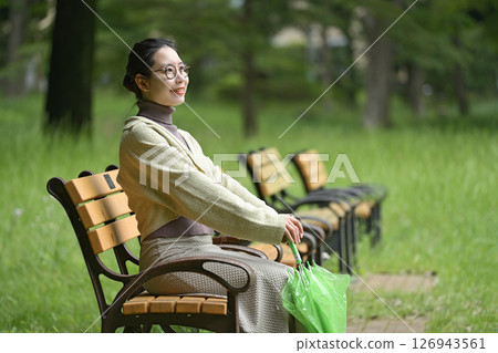 微笑的日本女人撐著傘 126943561