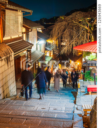 Autumn in Kyoto: Sannenzaka at night 126943669