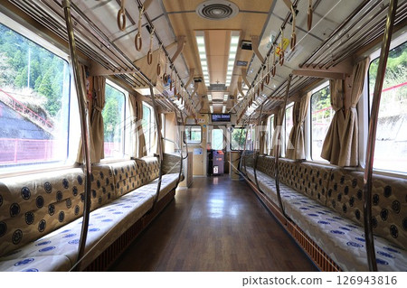 [Chizu Express] Inside the HOT3500-type Amatsuboshi train (Chizu Line: Koiyamagata Station) 126943816