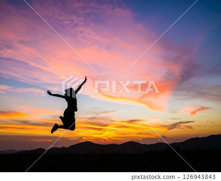 一個人跳入夕陽的剪影 126943843