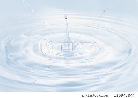 水滴落在水面上。 126943844