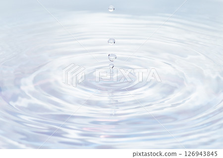 水滴落在水面上。 126943845