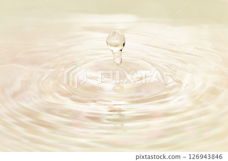 水滴落在水面上。 水滴落在水面上。 126943846