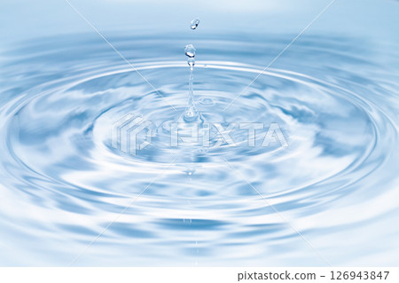 水滴落在水面上。 126943847