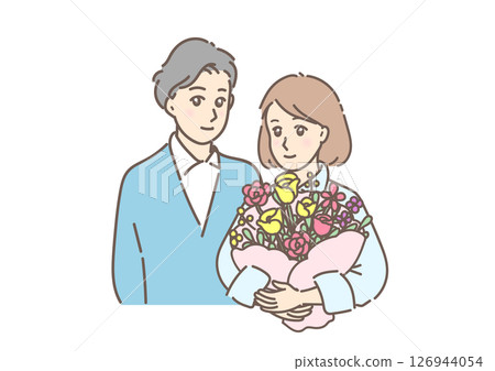 一位年輕女子手捧一束美麗的鮮花，旁邊站著一位男士。一對情侶正在慶祝結婚紀念日。 126944054