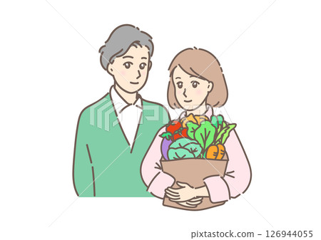 一位男士抱著一位拿著蔬菜的可愛年輕女子。這是一對夫妻的日常生活場景。 126944055