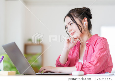 做遠程辦公的一個少婦在客廳。 126944539