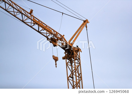 工地的起重機（固定式水平懸臂起重機）影像 126945068