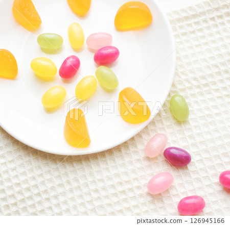 4. 白色盤子上的彩色軟糖 126945166