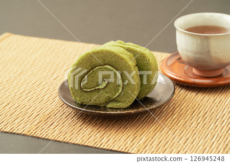 抹茶捲蛋糕和日本茶點 126945248