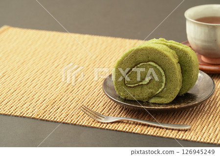 抹茶捲蛋糕和日本茶點 126945249