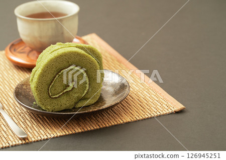 抹茶捲蛋糕和日本茶點 抹茶捲蛋糕和日本茶點 126945251