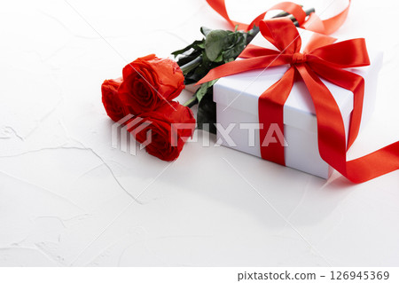 紅絲帶禮盒和一束紅玫瑰，有影印空間 126945369