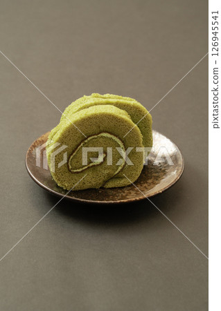 在黑色背景下格外醒目的抹茶捲蛋糕 126945541