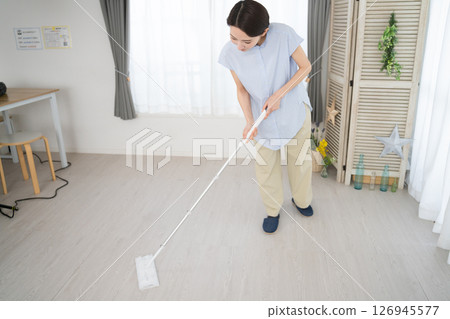 年輕女子清潔地板生活方式形象 126945577