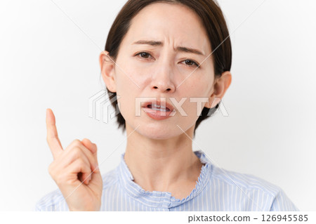 Young woman in short sleeves 126945585