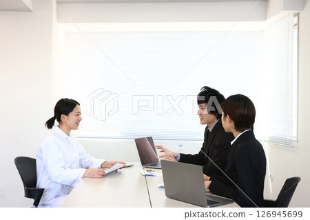 與醫護人員會面 與醫護人員會面 126945699