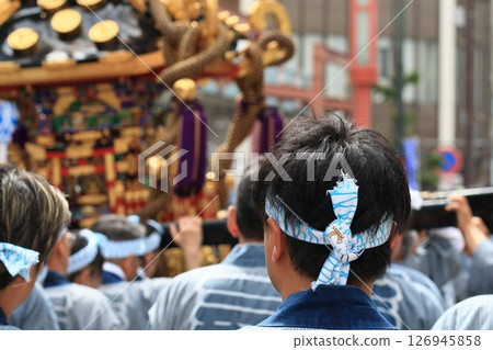 三社祭的抬神轎者 三社祭的參加者戴著頭巾 三社祭的抬神轎者 三社祭的參加者戴著頭巾 126945858
